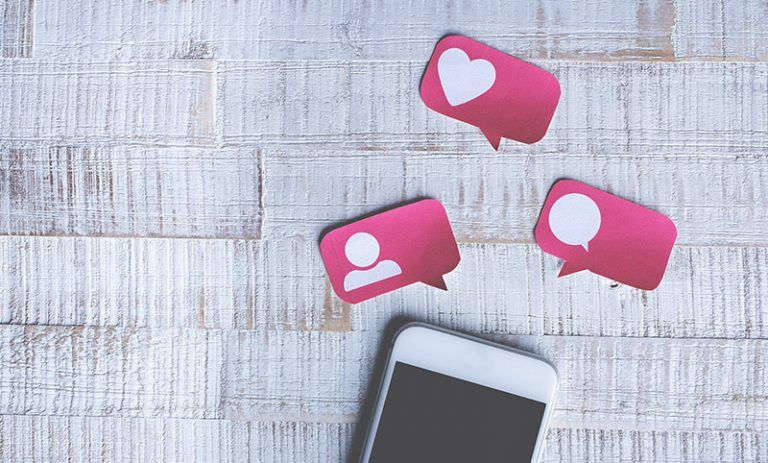 Celular recibiendo notificaciones de las redes sociales