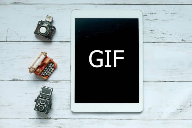 tablet de color blanco apoyada en la mesa con la palabra gif en el centro